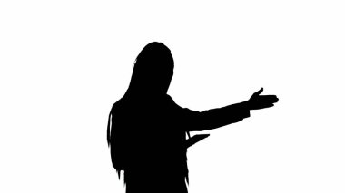 TV haber bülteni ve canlı yayın reklam konsepti. Beyaz arka planda alfa kanallı siyah siluet kadın muhabir. Tabletle konuşan Afro-Amerikalı haber sunucusu boş programlar sunuyor.