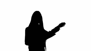 TV haber bülteni ve canlı yayın reklam konsepti. Beyaz arka planda alfa kanallı siyah siluet kadın muhabir. Tabletle konuşan Afro-Amerikalı haber sunucusu boş programlar sunuyor.