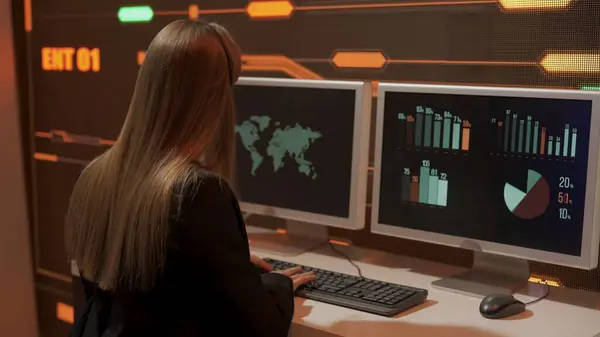 Prosjektleder Datavitenskap Konsept Teknisk Støtte Kontrollrommet Kvinnelige Spesialister Hodetelefoner Arbeider – stockfoto