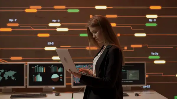 Prosjektleder Datavitenskap Konsept Teknisk Støtte Kontrollrommet Kvinne Spesialist Med Laptop – stockfoto