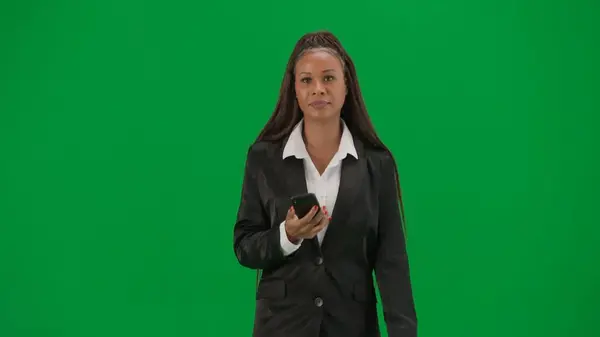 Телевизионный Репортаж Концепция Прямой Трансляции Рекламы Женщина Репортёр Изолирована Зеленом — стоковое фото