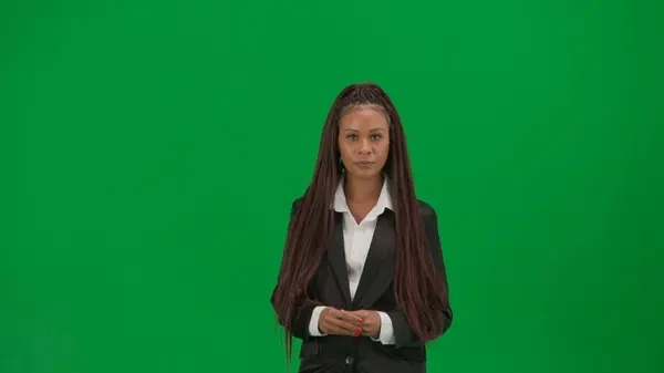テレビニュースレポートとライブ放送広告コンセプト クロマキーの緑色の背景で隔離された女性の記者は アフリカ系アメリカ人女性ニュースホストがカメラを見ている — ストック写真