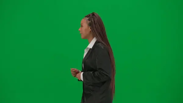 テレビニュースレポートとライブ放送広告コンセプト クロマキーの緑色の背景で隔離された女性の記者は アフリカ系アメリカ人女性ニュースホストプレゼンターがウォーキングと話し合った サイド — ストック写真