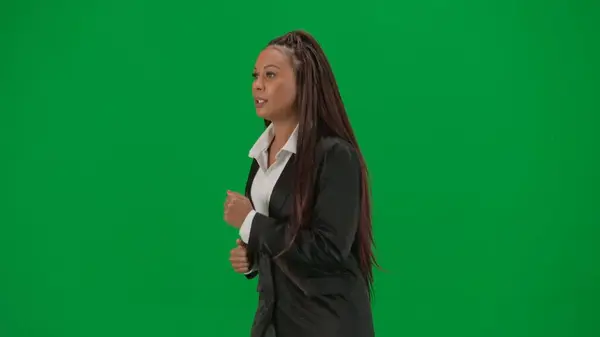 テレビニュースレポートとライブ放送広告コンセプト クロマキーの緑色の背景で隔離された女性の記者は アフリカ系アメリカ人女性ニュースホストプレゼンターがカメラの前に走る — ストック写真