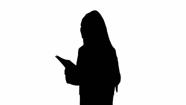 电视新闻报道和现场直播广告的概念 女性记者黑色轮廓白色背景的阿尔法频道 非洲裔美国女性新闻主持人 与平板电脑散步和交谈 — 图库照片
