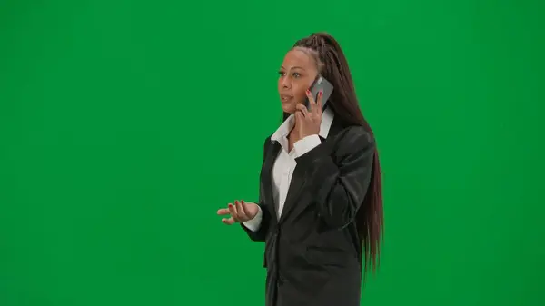 テレビニュースレポートとライブ放送広告コンセプト クロマキーの緑色の背景で隔離された女性の記者は アフリカ系アメリカ人女性ニュースホストが歩いてスマートフォンで話す — ストック写真