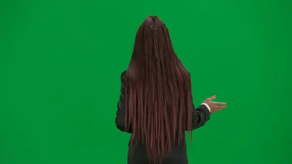 电视新闻报道和现场直播广告的概念 女性记者在彩色键绿色屏幕背景上被隔离 非裔美国妇女新闻主持人穿着西装走路和说话 回来了 — 图库照片