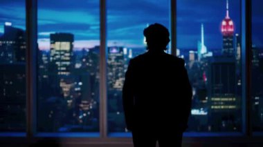 Şirket reklam konsepti. Ofiste başarılı bir iş adamı. Man ceo hedge fon üst yöneticisi pencerenin önünde akşam şehir manzarası dışarıda duruyor.