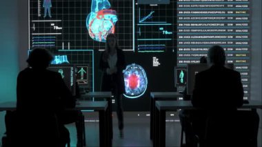 Proje yöneticisi tıp bilimi konsepti. Bilim mühendisleri kontrol odasında. Ofiste toplanan uzmanlar, büyük dijital ekran büyük dijital ekranda kalp tanısı veri grafiği gösteriyor.