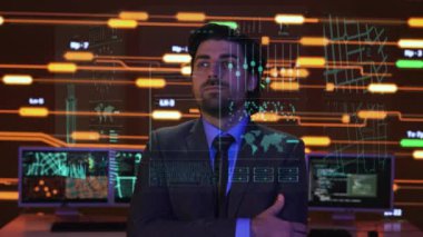 Proje yöneticisi bilgisayar bilimi konsepti. Kontrol odasında teknik destek. İnsan bilişim uzmanı sanal sanal sanal sanal ekrana altyapı bilgi ağı verileriyle bakıyor.