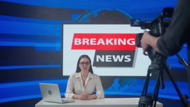 Concepto Transmisión Noticias Televisión Vivo Presentadora Estudio Mujer Anfitriona Noticias — Vídeo de stock
