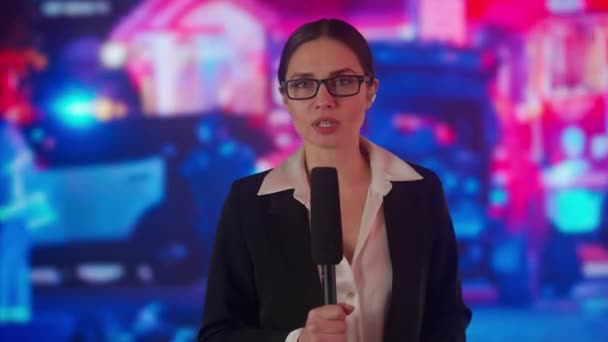 Koncept Živého Televizního Vysílání Ženská Moderátorka Hlásí Venku Žena Zpravodajka — Stock video