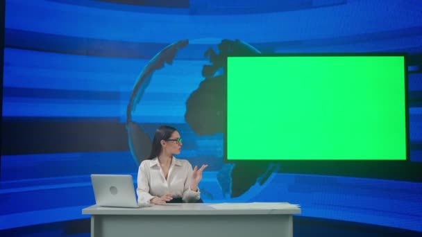 Live Nachrichtenübertragungskonzept Moderatorin Studio Nachrichtenmoderatorin Sitzt Schreibtisch Präsentiert Tagesgeschehen Berichtet — Stockvideo