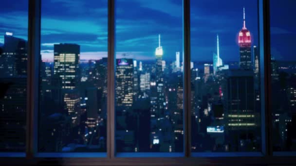 企业商业广告的概念 成功的商人在办公室 男子Ceo对冲基金高级经理检查智能手机 在橱窗前展示出胜利的手势 让城市夜景尽收眼底 — 图库视频影像