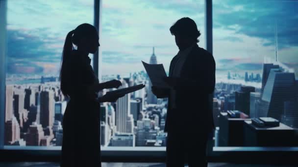 企业商业广告的概念 办公室里成功的生意人男男女女高级对冲基金经理站在窗前 一早看到城市风景 手里拿着纸质文件 聊着天 — 图库视频影像