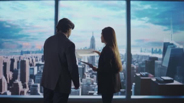 企业商业广告的概念 办公室里成功的生意人男男女女高级对冲基金经理站在窗前 一早看到城市风景 手里拿着纸质文件 聊着天 — 图库视频影像