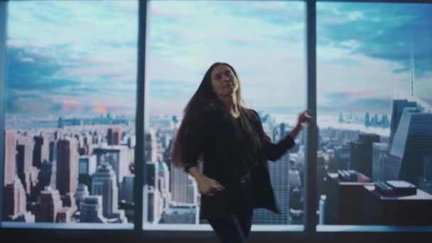 企業のビジネス広告コンセプト オフィスで成功したビジネス女性 女性の天井ヘッジファンドトップマネージャーが朝の街の景色と窓の前に踊る — ストック動画
