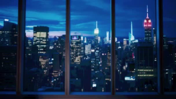 企业商业广告的概念 成功的商人在办公室 男子Ceo对冲基金高级经理与日本剑金塔在窗口前与夜景城市 — 图库视频影像