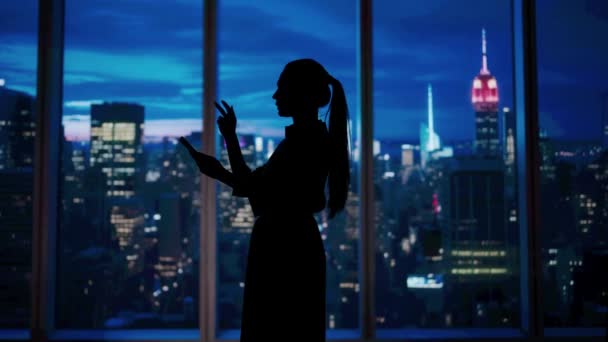 Şirket Reklam Konsepti Ofiste Başarılı Bir Kadını Şehir Manzaralı Pencerenin — Stok video