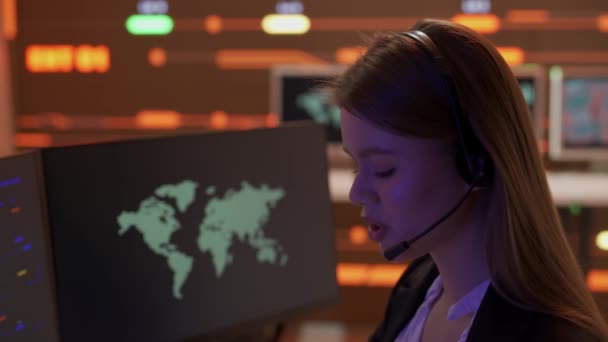 Konsep Ilmu Komputer Manajer Proyek Dukungan Teknis Ruang Kontrol Wanita — Stok Video