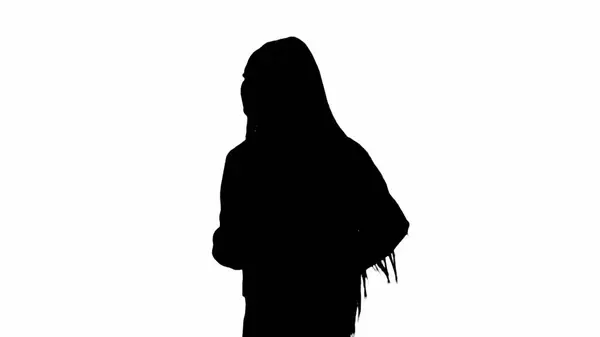 电视新闻报道和现场直播广告的概念 女性记者黑色轮廓白色背景的阿尔法频道 穿着西装在镜头前跑步的非裔美国女新闻主持人 — 图库照片