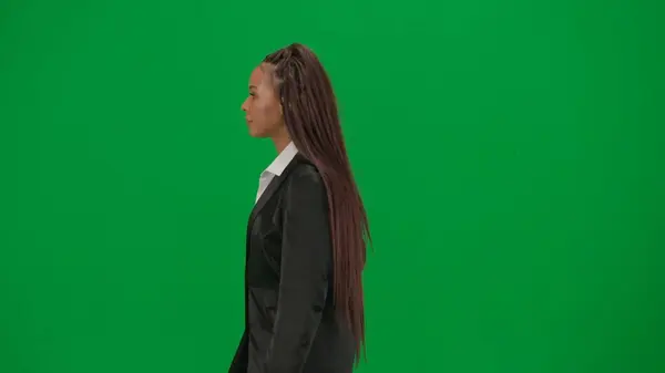 テレビニュースレポートとライブ放送広告コンセプト クロマキーの緑色の背景で隔離された女性の記者は アフリカ系アメリカ人女性ニュースホストプレゼンター — ストック写真