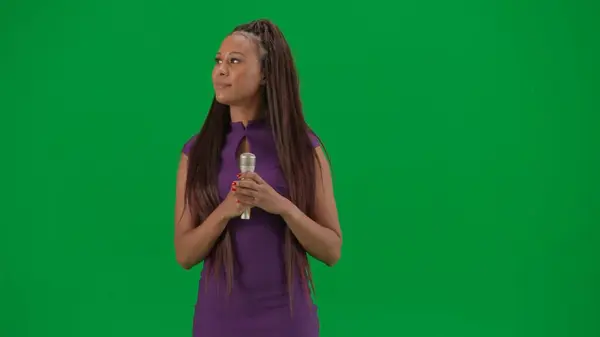 テレビニュースレポートとライブ放送広告コンセプト クロマキーの緑色の背景で隔離された女性の記者は アフリカ系アメリカ人女性ニュースホスト スタジオでマイクで話すドレス — ストック写真