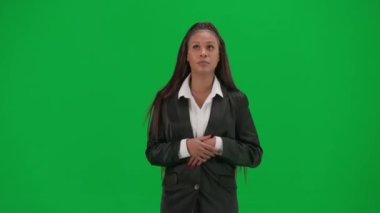 TV haber bülteni ve canlı yayın reklam konsepti. Krom anahtar yeşil ekran arka planında izole edilmiş kadın muhabir. Takım elbiseli ve konuşan Afrikalı Amerikalı kadın sunucu..