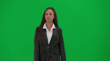 TV haber bülteni ve canlı yayın reklam konsepti. Krom anahtar yeşil ekran arka planında izole edilmiş kadın muhabir. Afro-Amerikalı haber sunucusu takım elbiseli etrafta geziniyor..
