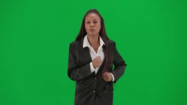 TV haber bülteni ve canlı yayın reklam konsepti. Krom anahtar yeşil ekran arka planında izole edilmiş kadın muhabir. Afrika kökenli Amerikalı haber sunucusu kamera önünde koşuyor..