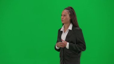 TV haber bülteni ve canlı yayın reklam konsepti. Krom anahtar yeşil ekran arka planında izole edilmiş kadın muhabir. Takım elbiseli ve konuşan Afrikalı Amerikalı kadın sunucu. Yarısı