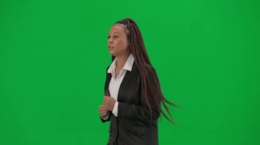 TV haber bülteni ve canlı yayın reklam konsepti. Krom anahtar yeşil ekran arka planında izole edilmiş kadın muhabir. Afrika kökenli Amerikalı haber sunucusu kamera önünde koşuyor.