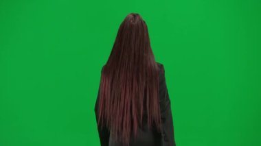 TV haber bülteni ve canlı yayın reklam konsepti. Krom anahtar yeşil ekran arka planında izole edilmiş kadın muhabir. Afro-Amerikalı haber sunucusu takım elbiseli etrafta geziniyor.