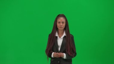 TV haber bülteni ve canlı yayın reklam konsepti. Krom anahtar yeşil ekran arka planında izole edilmiş kadın muhabir. Takım elbiseli Afrikalı Amerikalı kadın sunucu gazeteciyle canlı yayında konuşuyor.