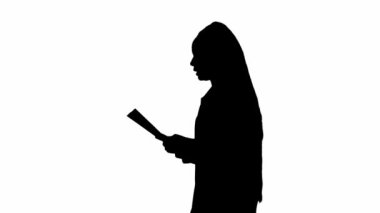 TV haber bülteni ve canlı yayın reklam konsepti. Beyaz arka planda alfa kanallı siyah siluet kadın muhabir. Afrika kökenli Amerikalı kadın haber sunucusu, gazeteler yürür ve konuşur.