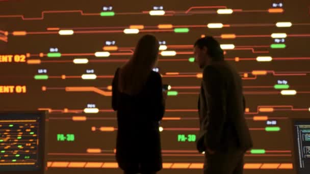 项目经理计算机科学概念 控制室的技术支持小组 讨论工作的男女专家 数字屏幕显示基础设施监测信息网络数据 — 图库视频影像