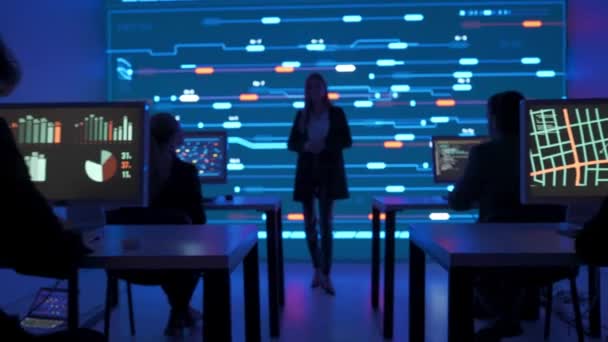 Proje Yöneticisi Bilgisayar Bilimi Konsepti Teknik Destek Ekibi Kontrol Odasında — Stok video