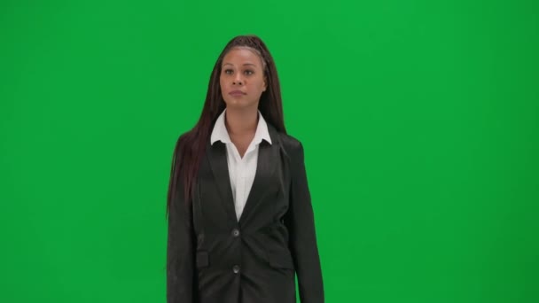 电视新闻报道和现场直播广告的概念 女性记者在彩色键绿色屏幕背景上被隔离 非裔美国妇女新闻主持人穿着西装走来走去 — 图库视频影像
