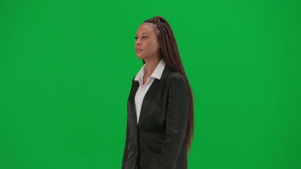テレビニュースレポートとライブ放送広告コンセプト クロマキーの緑色の背景で隔離された女性の記者は アフリカ系アメリカ人女性ニュースホストプレゼンター — ストック動画