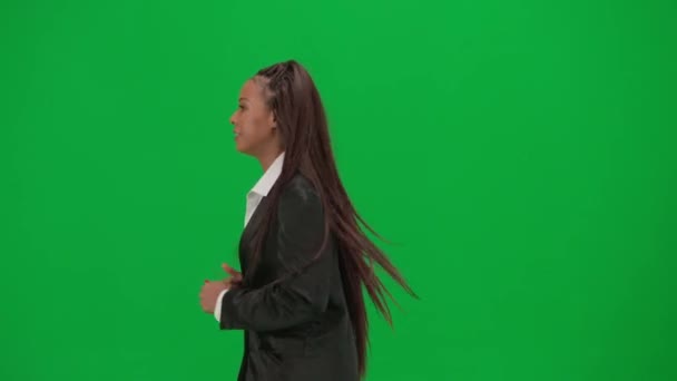 电视新闻报道和现场直播广告的概念 女性记者在彩色键绿色屏幕背景上被隔离 身穿西服的非洲裔美国女主持人在镜头前跑步 — 图库视频影像