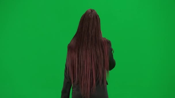 电视新闻报道和现场直播广告的概念 女性记者在彩色键绿色屏幕背景上被隔离 身穿西服 一边走路一边用智能手机说话的非洲裔美国女性新闻主持人 — 图库视频影像