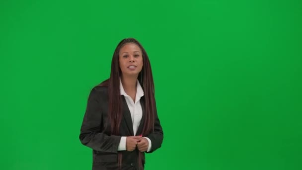 Wiadomości Telewizyjne Koncepcja Reklamy Żywo Kobieta Reporterka Odizolowana Tle Zielonego — Wideo stockowe
