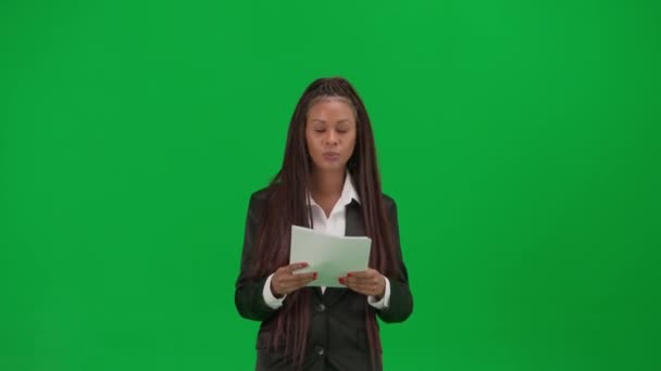 Концепция Прямой Трансляции Телевизионных Новостей Женщина Репортёр Изолирована Зеленом Фоне — стоковое видео