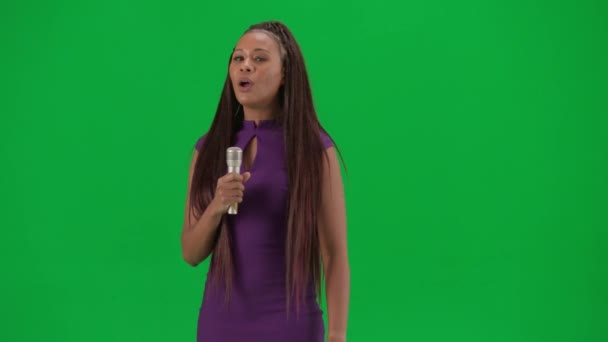 テレビニュースレポートとライブ放送広告コンセプト クロマキーの緑色の背景で隔離された女性の記者は アフリカ系アメリカ人女性ニュースホスト スタジオでマイクで話すドレス — ストック動画