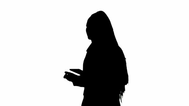 电视新闻报道和现场直播广告的概念 女性记者黑色轮廓白色背景的阿尔法频道 非洲裔美国女性新闻主持人 与平板电脑散步和交谈 — 图库视频影像