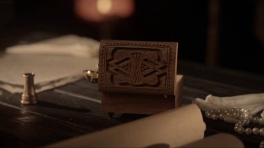 Tarihi harf yaratıcı konsept. Eski kağıt çarşaflar ve tüy kalemle dolu bir masa. Eski parşömen üzerinde duran eski kalem, üzerinde pul ve kaşık olan kutuya odaklan, etrafında mumlar olsun..