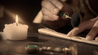 Tarihi harf yaratıcı konsept. Antika elbiseli bir kadın mektup pulu yapıyor. Altın kaşıktan balmumu dökerek zarfı mühürleyen kadını yakından çek..