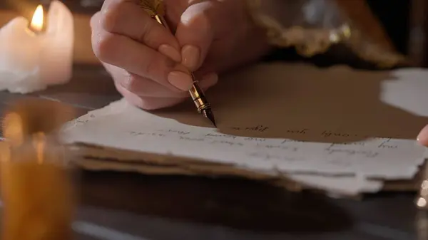 Historiskt Brev Kreativt Koncept Kvinna Antik Dräkt Skriver Med Fjäderpenna — Stockfoto