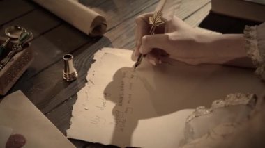 Eski bir harf yaratıcı kavramı. Eski tüy kalemle antik kadın yazısı. Rönesans elbisesi giymiş bir kadın eski parşömen kağıtlarına eski kalemle aşk mektubu yazıyor..