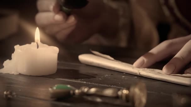 Eski Bir Harf Yaratıcı Kavramı Masada Antika Kostümlü Bir Kadın — Stok video